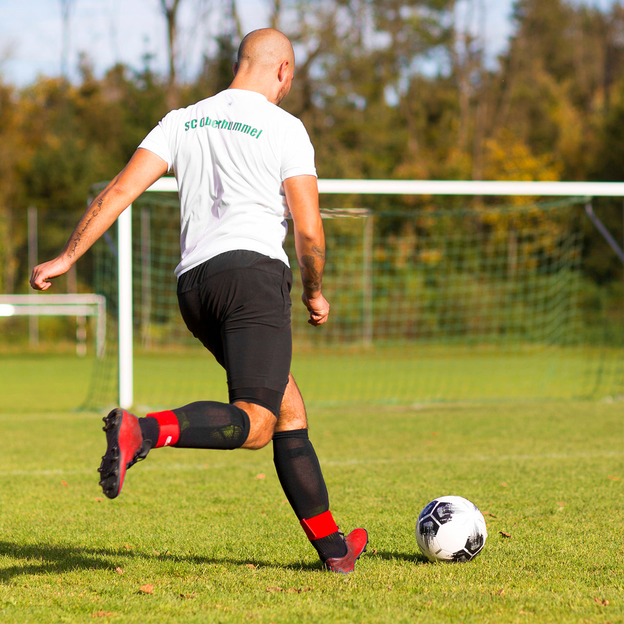 RR Sports - Schienbeinschonerhalter Fußball für Herren, Damen und Kinder Rot