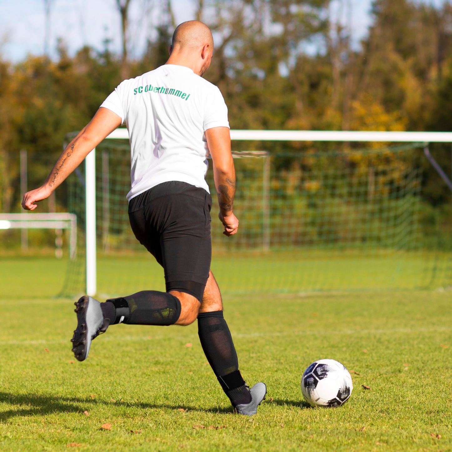 RR Sports - Schienbeinschonerhalter Fußball für Herren, Damen und Kinder Schwarz