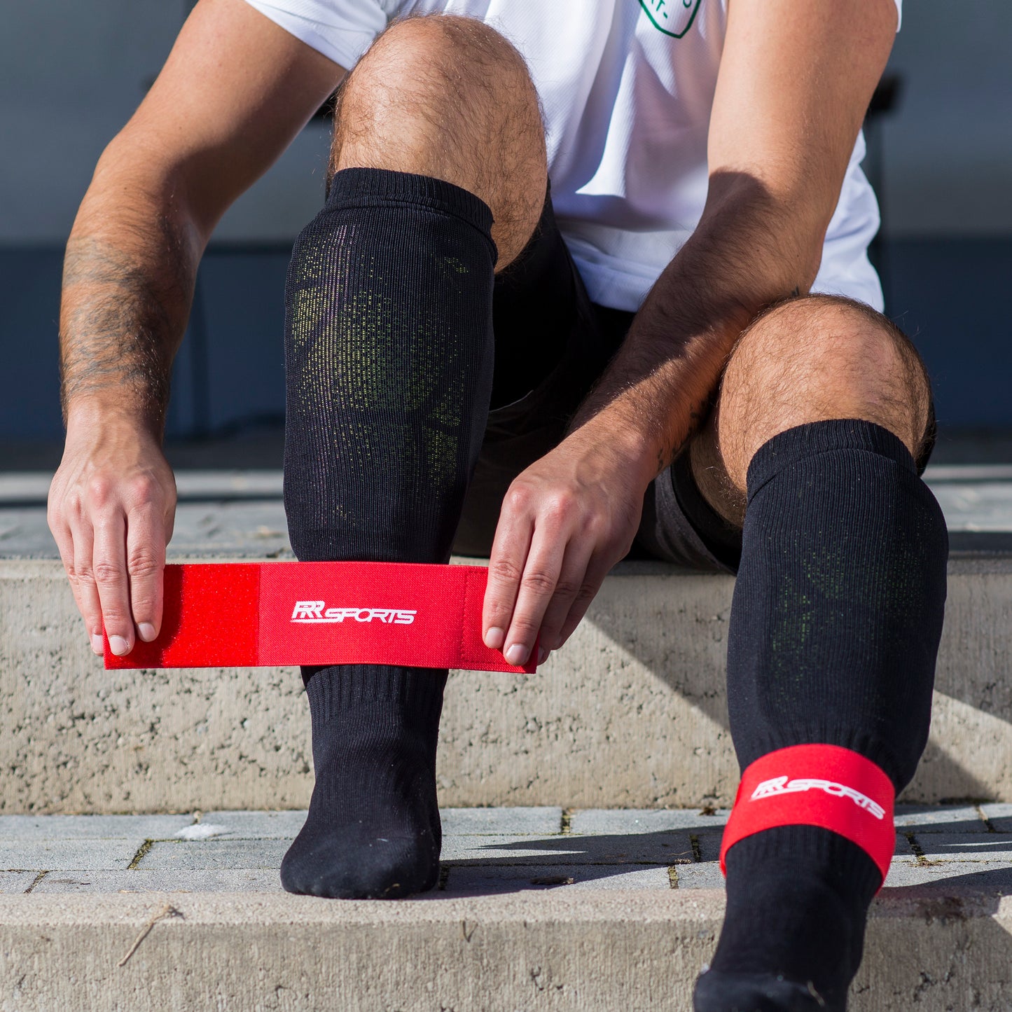 RR Sports - Schienbeinschonerhalter Fußball für Herren, Damen und Kinder Rot