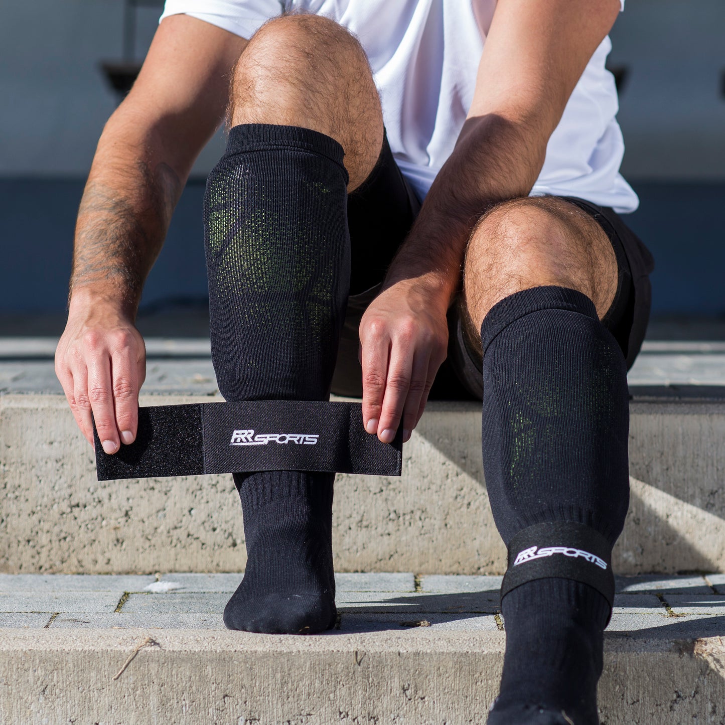 RR Sports - Schienbeinschonerhalter Fußball für Herren, Damen und Kinder Schwarz