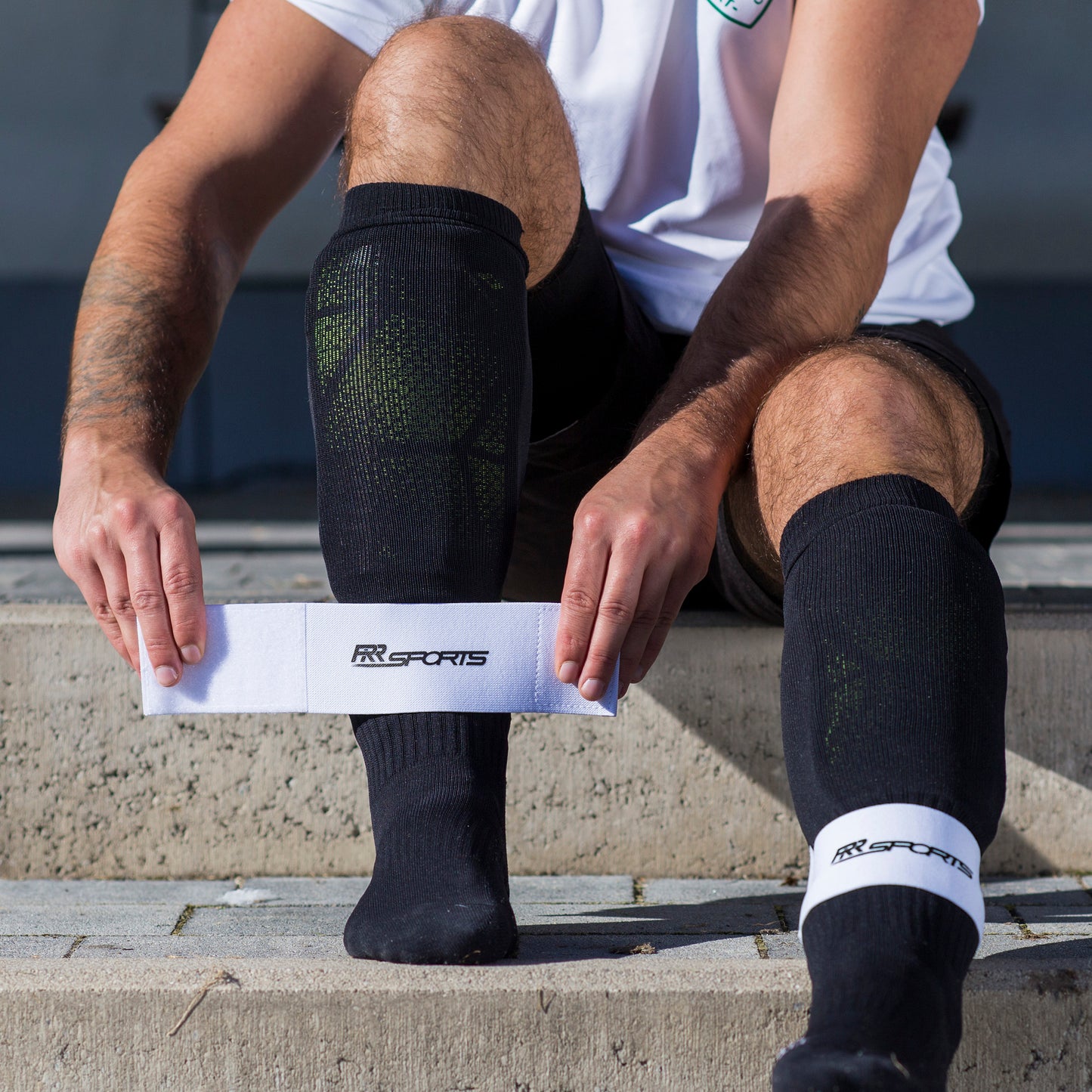 RR Sports - Schienbeinschonerhalter Fußball für Herren, Damen und Kinder Weiß